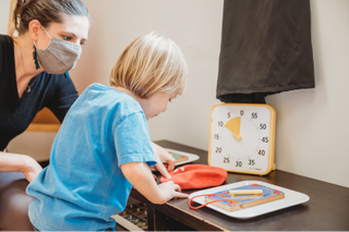 Therapist using Time Timer® Original 8” - Learning Center Classroom Set in a therapy session with a young child